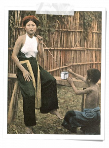 Femme fumant du tabac thuoc lao avec un dieu bat et son servant