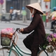 Une femme sur son vélo au petit matin à Hanoï, photo de Nathalie's Backyard
