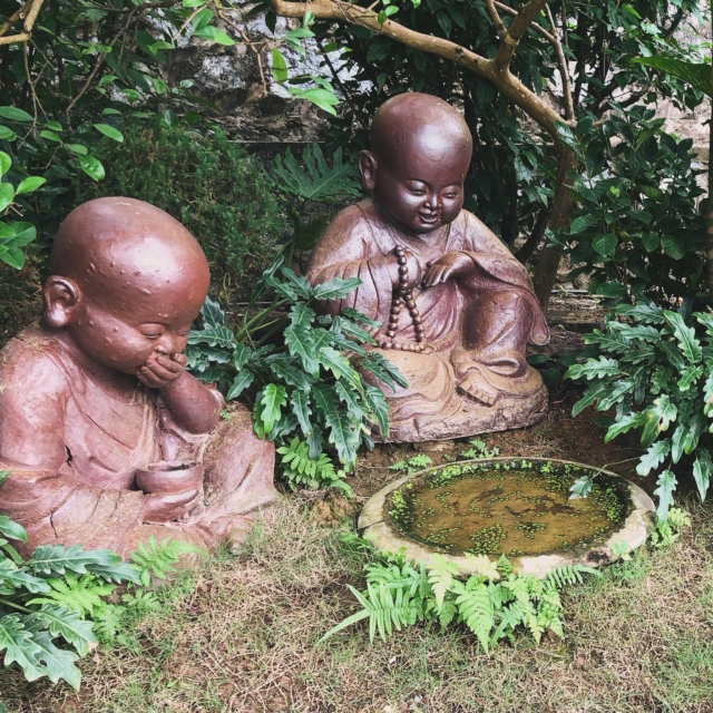 La pagode Dia Tang Phi Lai à 20 km au nord de Ninh Binh est une ancienne pagode récent rénovée. Les jardins sont très soignés, propres, dans un style japonisant, ce qui n’est pas courant au Vietnam. Accroché à une colline boisée, le lieu inspire la sérénité. Un arrêt intéressant en allant vers la baie d’Ha Long terrestre.
#vietnam #pagode #pagoda #chuadiatangphilaitu #voyageauvietnam #travelvietnam #carnetsdasie