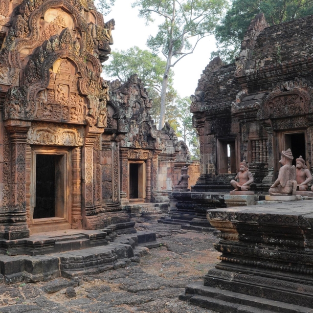 Le temple Banteay Srei construit en 967, dédié à Shiva. De la véritable dentelle. #voyagecambodge #banteaysrei #siemreap #khmerculture #carnetsdasie