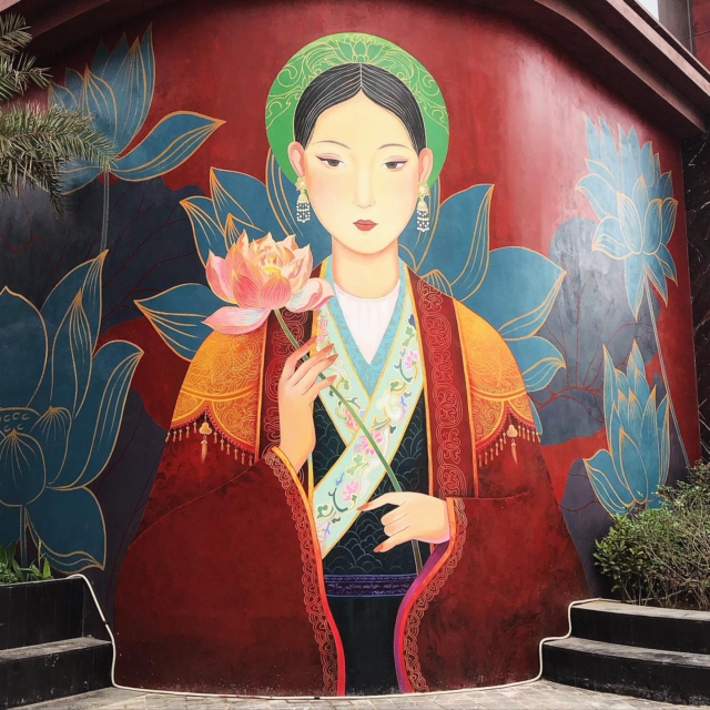 Nouvelle peinture murale dans le quartier Trịnh Công Sơn à #hanoi #vietnam #voyagevietnam #art #streetart #wallart #peinturemurale #carnetsdasie
