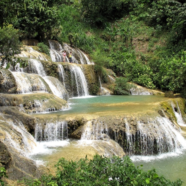 Le thermomètre s'affole en France ? On a la solution ! 🥵➡️💦
Un grand shot de fraîcheur en direct de la cascade de Thac May, dans la réserve de Ngoc Son Ngo Luong au Vietnam.
Vous sautez avec elles ? 😉 
#ThacMay #Canicule #Cascade #voyagevietnam #vietnamtravel #VietnamAuthentique #JungleVibes #CarnetsdAsie #SlowTravel