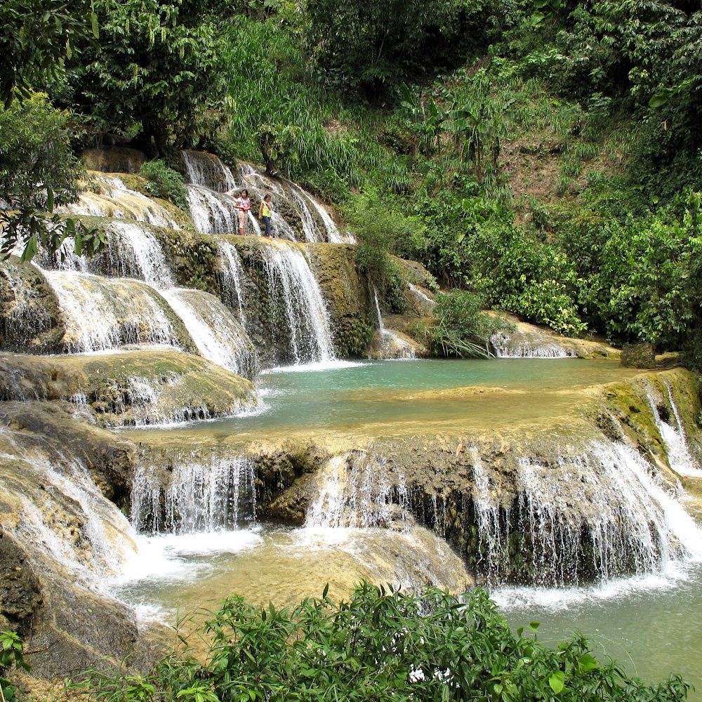Le thermomètre s'affole en France ? On a la solution ! 🥵➡️💦
Un grand shot de fraîcheur en direct de la cascade de Thac May, dans la réserve de Ngoc Son Ngo Luong au Vietnam.
Vous sautez avec elles ? 😉 
#ThacMay #Canicule #Cascade #voyagevietnam #vietnamtravel #VietnamAuthentique #JungleVibes #CarnetsdAsie #SlowTravel