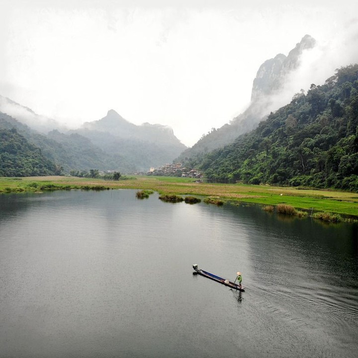 Rainy day on Ba Be Lake... 
#Vietnam #Babelake #nationalpark #Vietnambeauty #CarnetsdAsie #VoyageSurMesure #Voyagevietnam #Voyagetravel