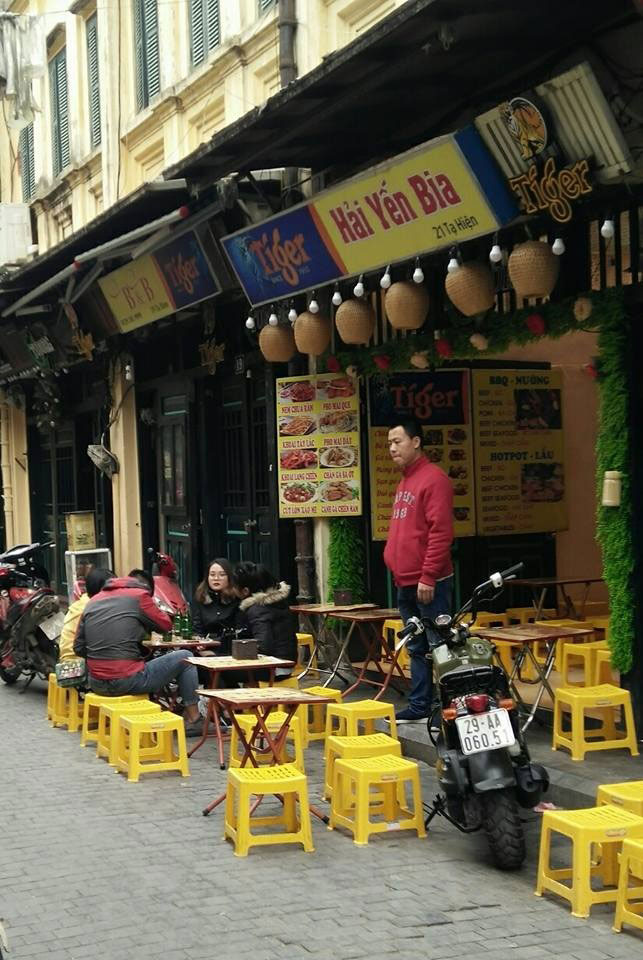 Une rue de Hanoi par en route pour l'Asie