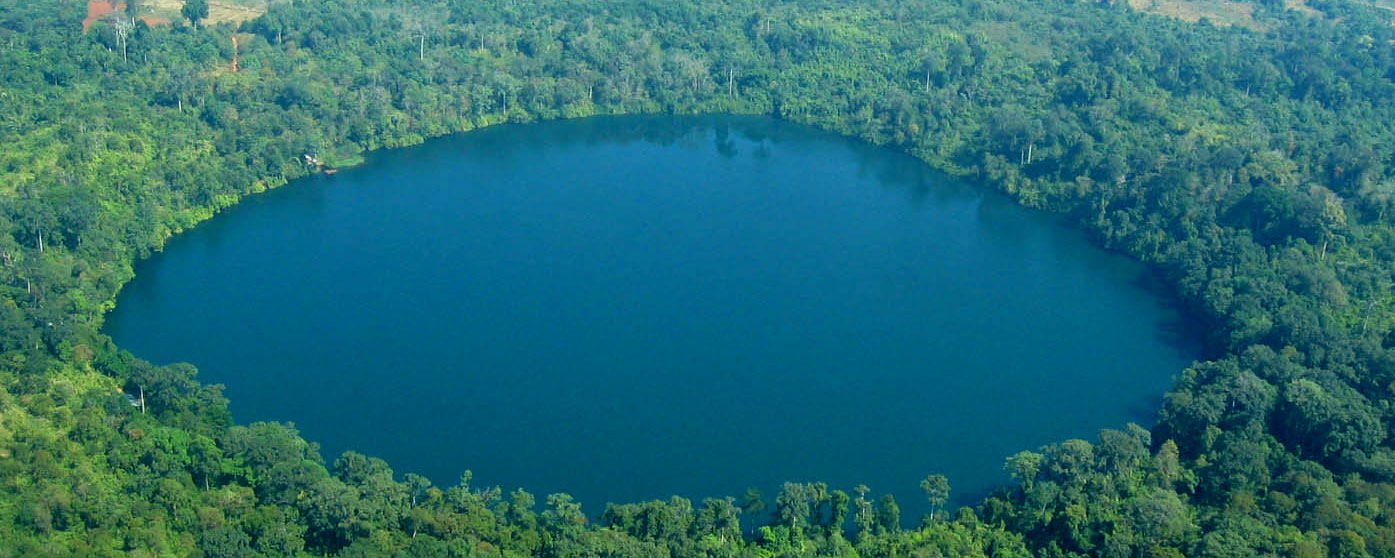 Le lac cratère dans la région de Banlung