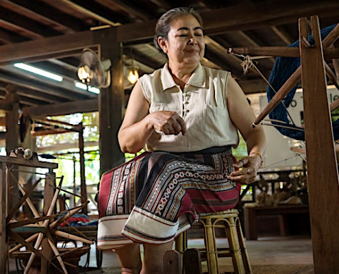 Tisserande en jupe Sinh au Laos