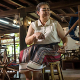 Tisserande en jupe Sinh au Laos