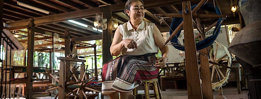Tisserande en jupe Sinh au Laos