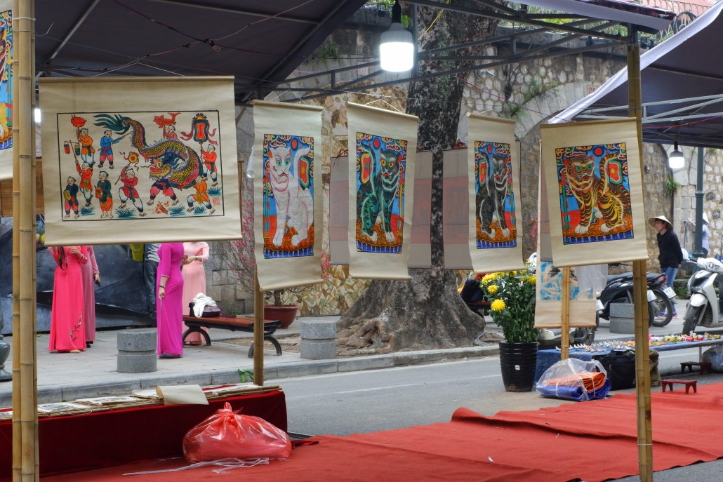 Les peintures folkloriques dans le marché du Tet