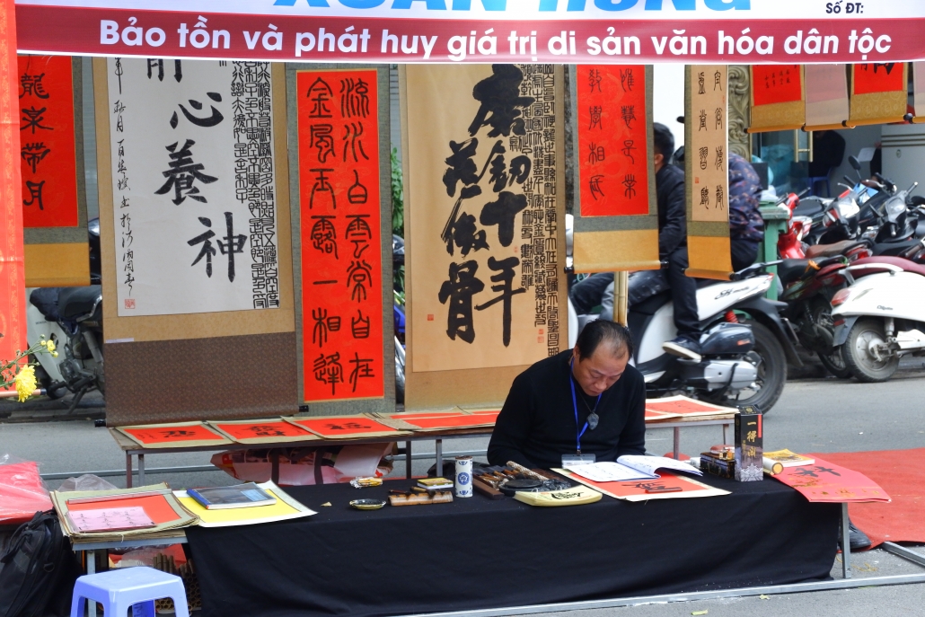 Le calligraphe dans le marché du Tet