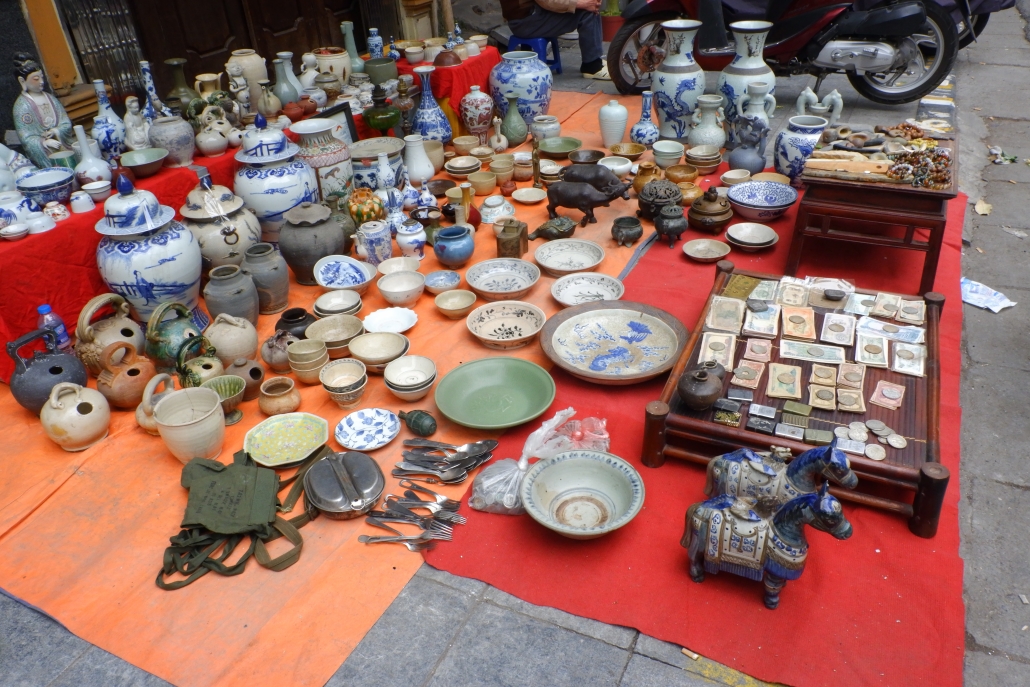 Les antiquités dans le marché du Tet