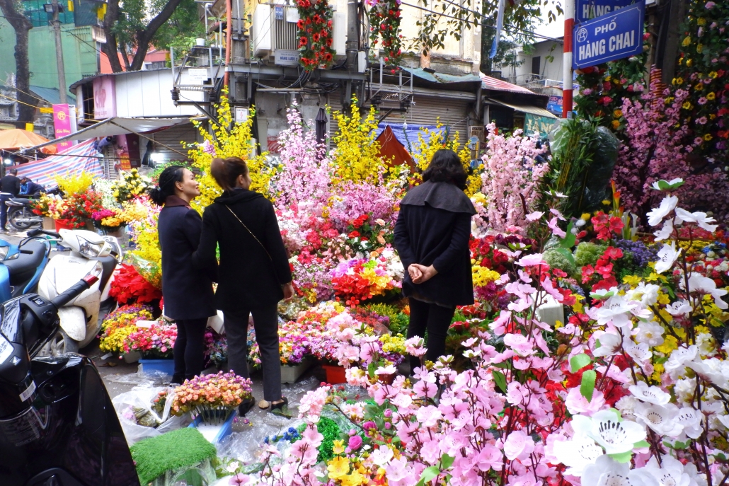 Les fleurs en soie dans le marché du Tet