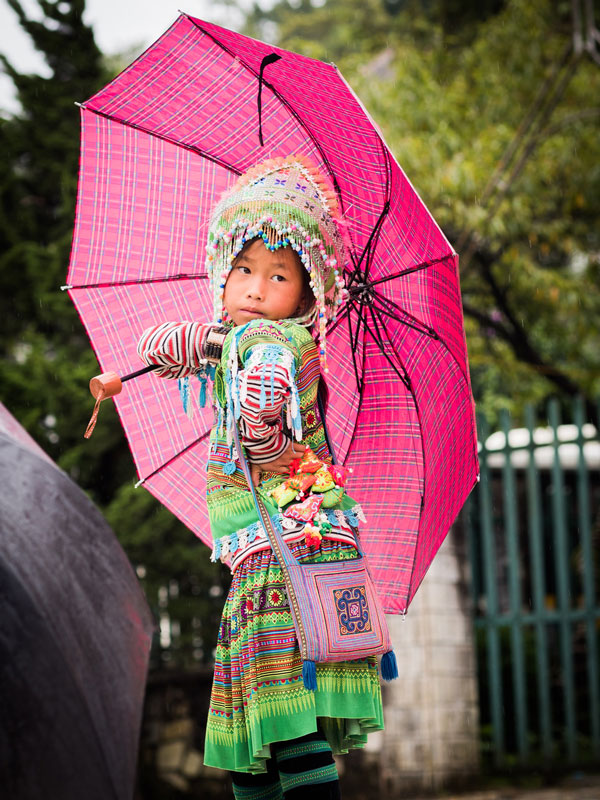Fillette en vêtement traditionnel à Sapa au Vietnam
