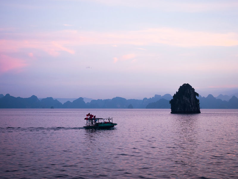 Lever de soleil sur la baie d'Halong au Vietnam avec le blog 1dée