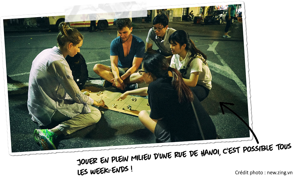 Jouer aux jeux traditionnels vietnamiens dans les rues de Hanoi