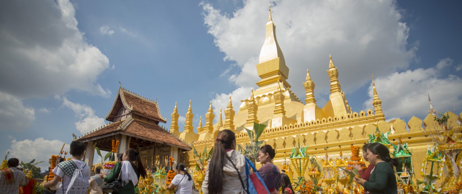 Les pèlerins apportent des offrandes au Pha That Luang