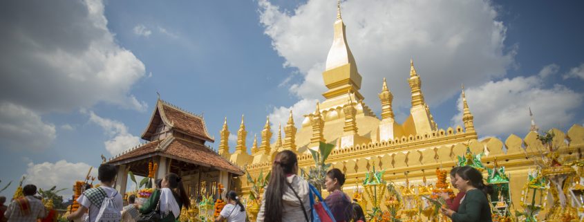 Les pèlerins apportent des offrandes au Pha That Luang