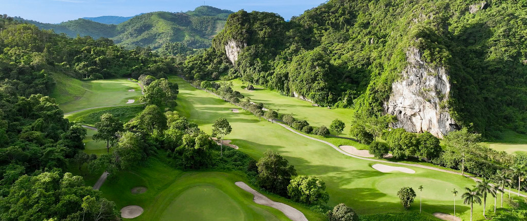Phoenix_Golf_Resort_s02 Les fairways serpentent entre les pitons rocheux au Phoenix Golf Resort au VIetnam