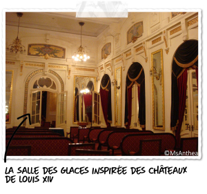 La salle des glaces inspirée des châteaux de Louis XIV à l'intérieur de l'opéra de Hanoi