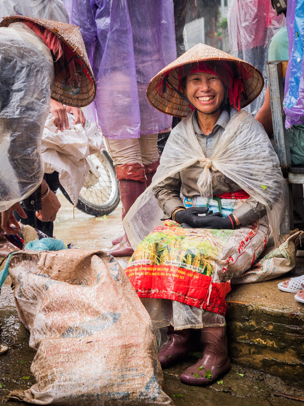 Portrait d'une femme au retour de la récolte du thé au Vietnam