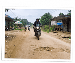 nid de poule sur la route au Vietnam
