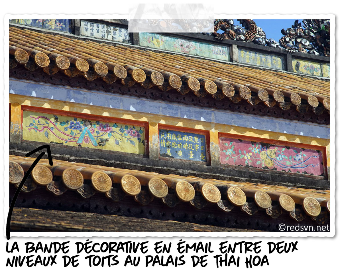 Bande décorative en émail sur le toit du palais Thai Hoa