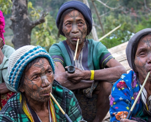 Les femmes au visage tatoué de Birmanie